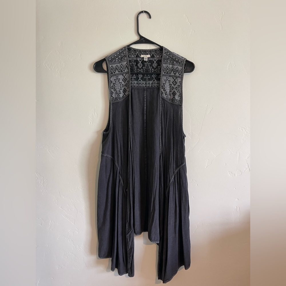 Ecote Black and Gray Geometric Vest